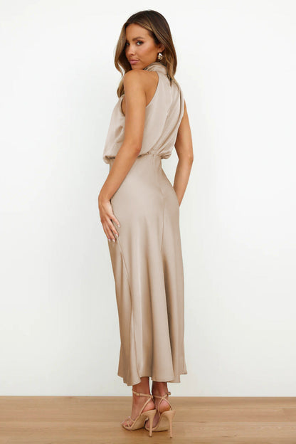 Robe longue en satin avec décolleté type halter